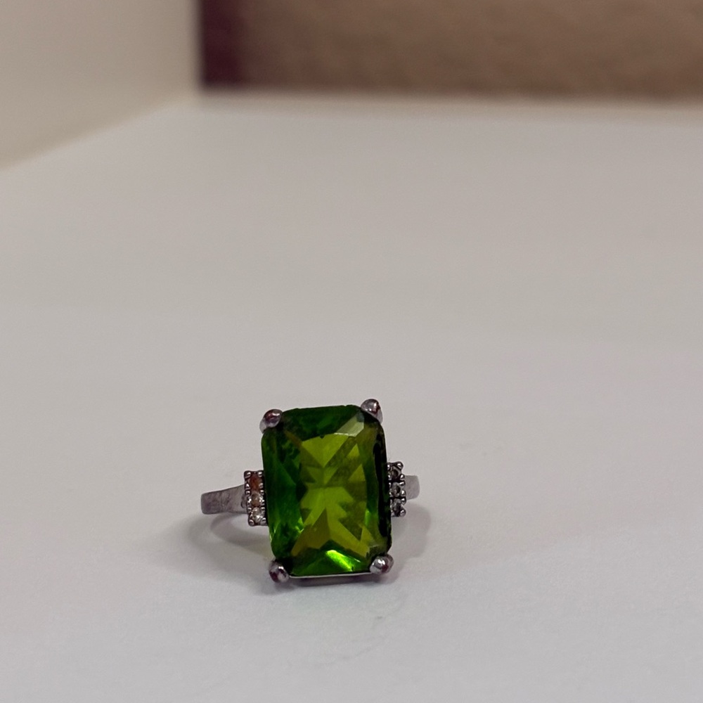 S925 Sterling Silver Emerald Cut Green Statement Ring - Size 8